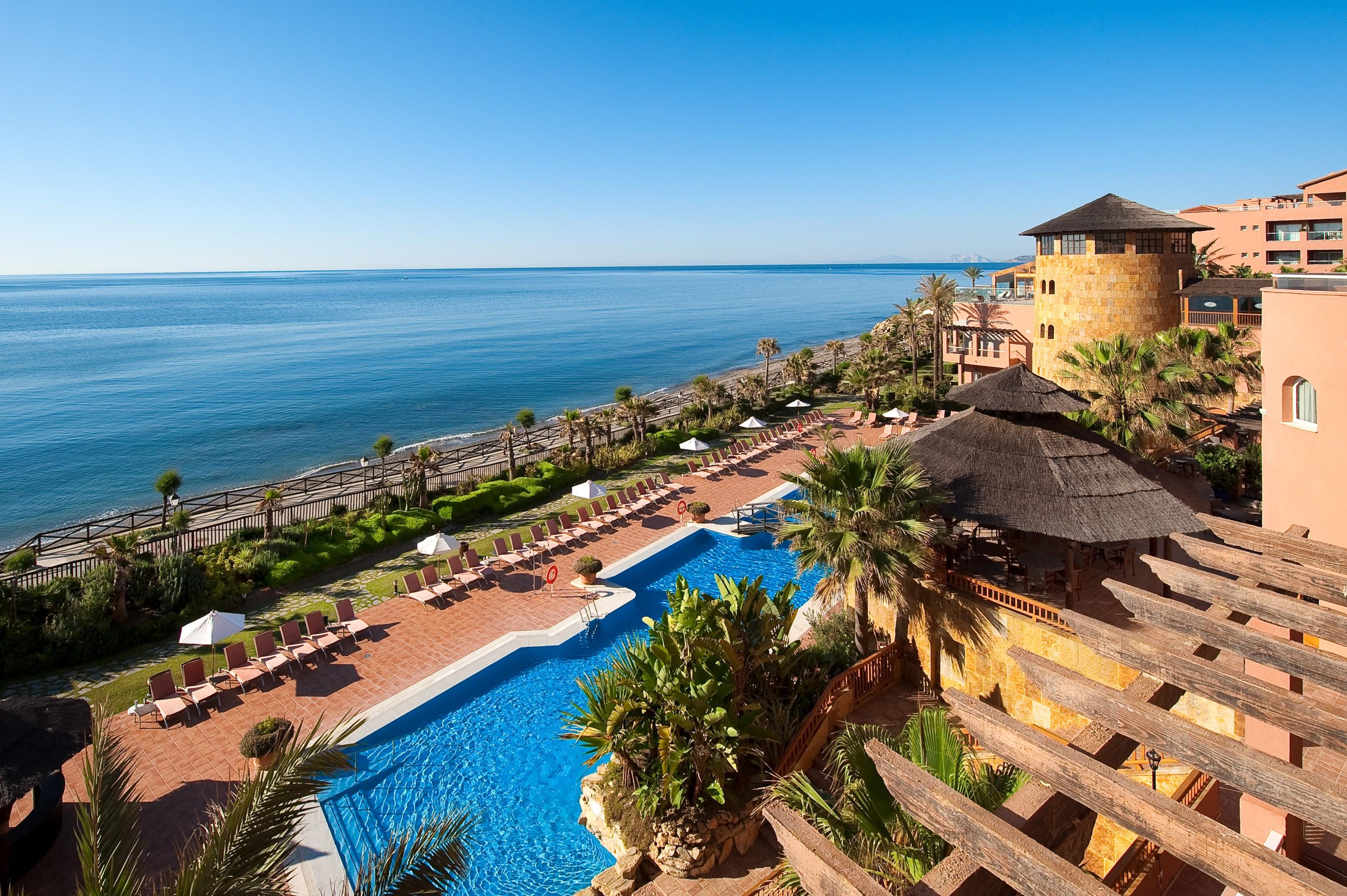 Elba Estepona Gran Hotel & Thalasso Spa Εξωτερικό φωτογραφία The resort's swimming pool