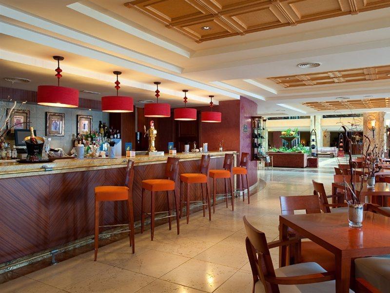 Elba Estepona Gran Hotel & Thalasso Spa Εξωτερικό φωτογραφία The bar at the hotel