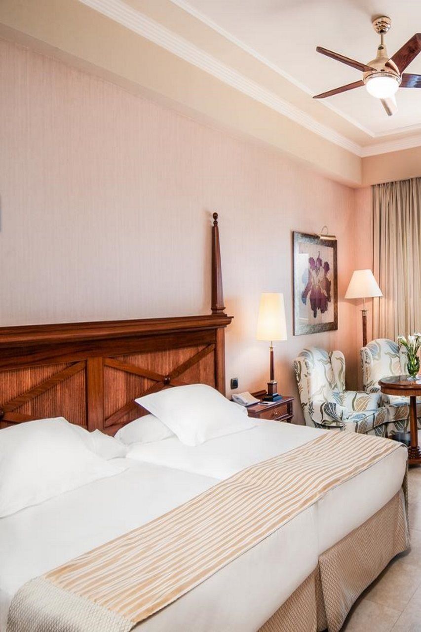 Elba Estepona Gran Hotel & Thalasso Spa Εξωτερικό φωτογραφία A room at the hotel