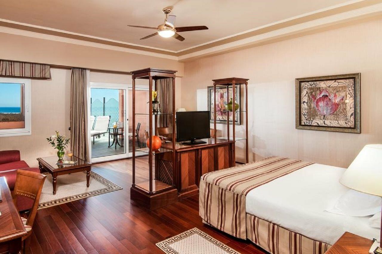 Elba Estepona Gran Hotel & Thalasso Spa Εξωτερικό φωτογραφία Suite at the Hilton Athens